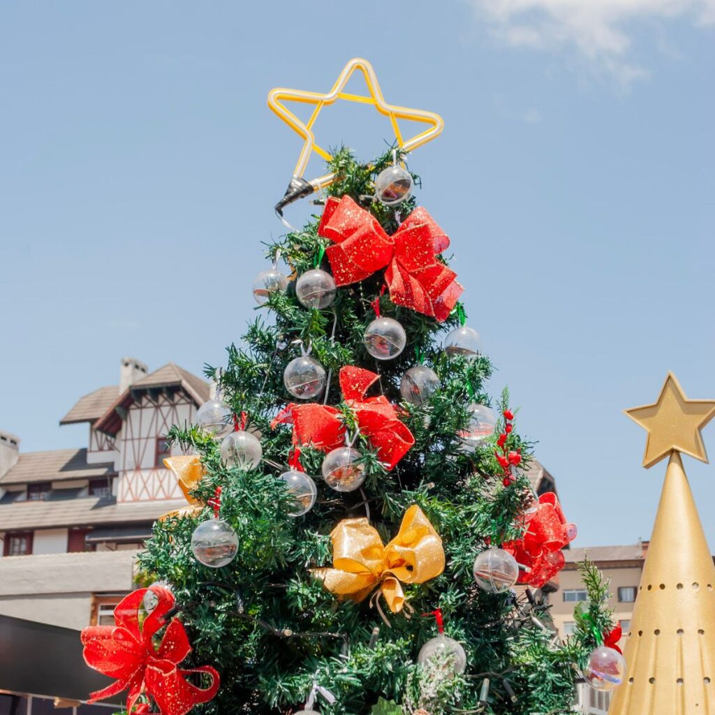 Conheça a árvore de Natal do Gramado Café Colonial na Tannenbaumfest 2025 Natal Luz Gramado