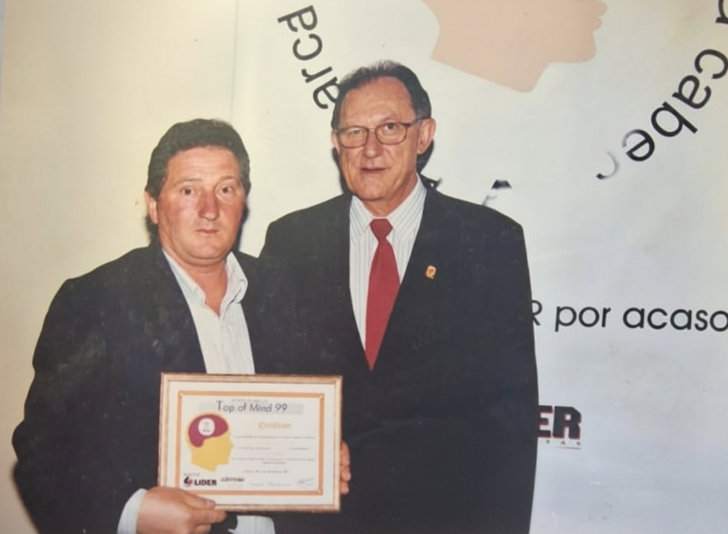 Erni Cavichion, fundador do Gramado Café Colonial, recebendo o Prêmio Top Of Mind