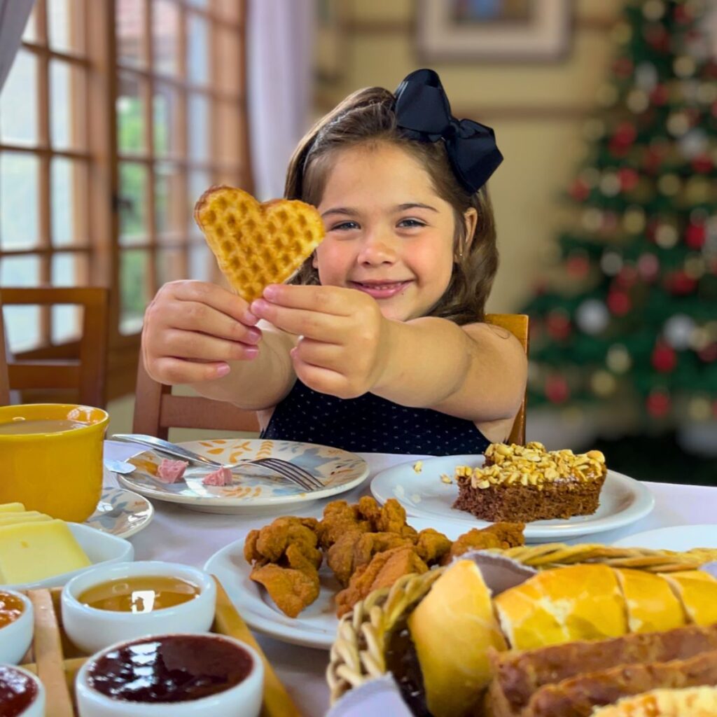 Waffle formato de coração Cardápio do café colonial conheça as delícias do Gramado Café Colonial